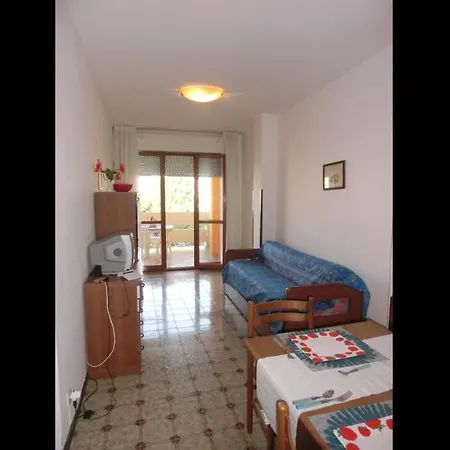 Apartment Lovely Flat Next To Lido Dei Pini-beahost