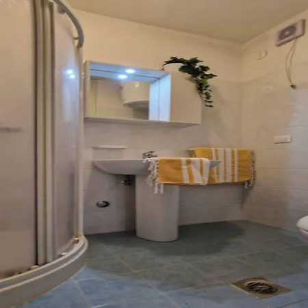 Lovely Flat Next To Lido Dei Pini-beahost Apartment